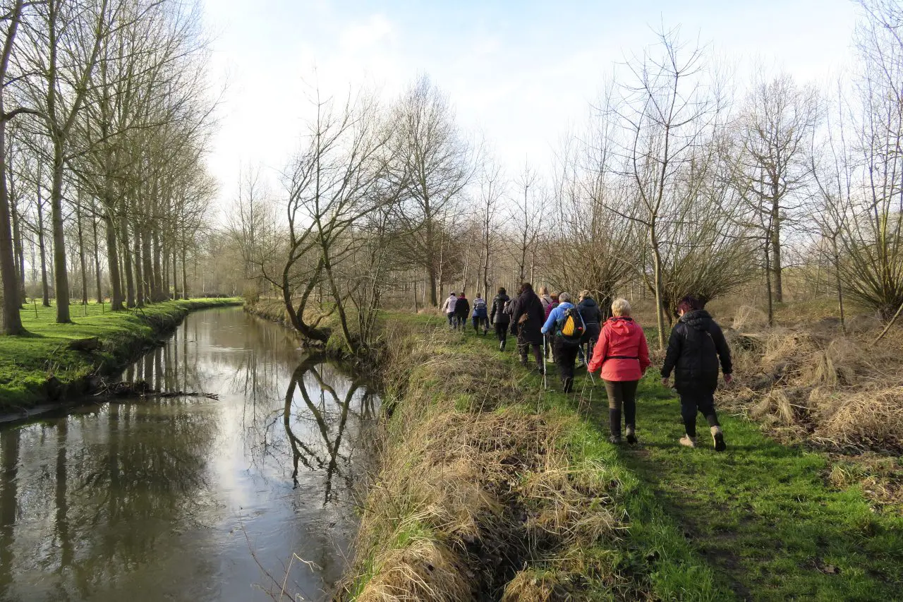 We volgen tijdens de heenweg de loop van de Jeker