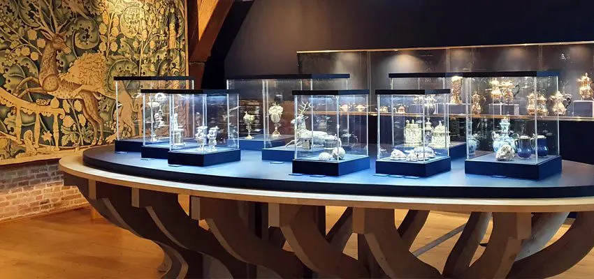Wandtapijten en zilverwerk in het MOU