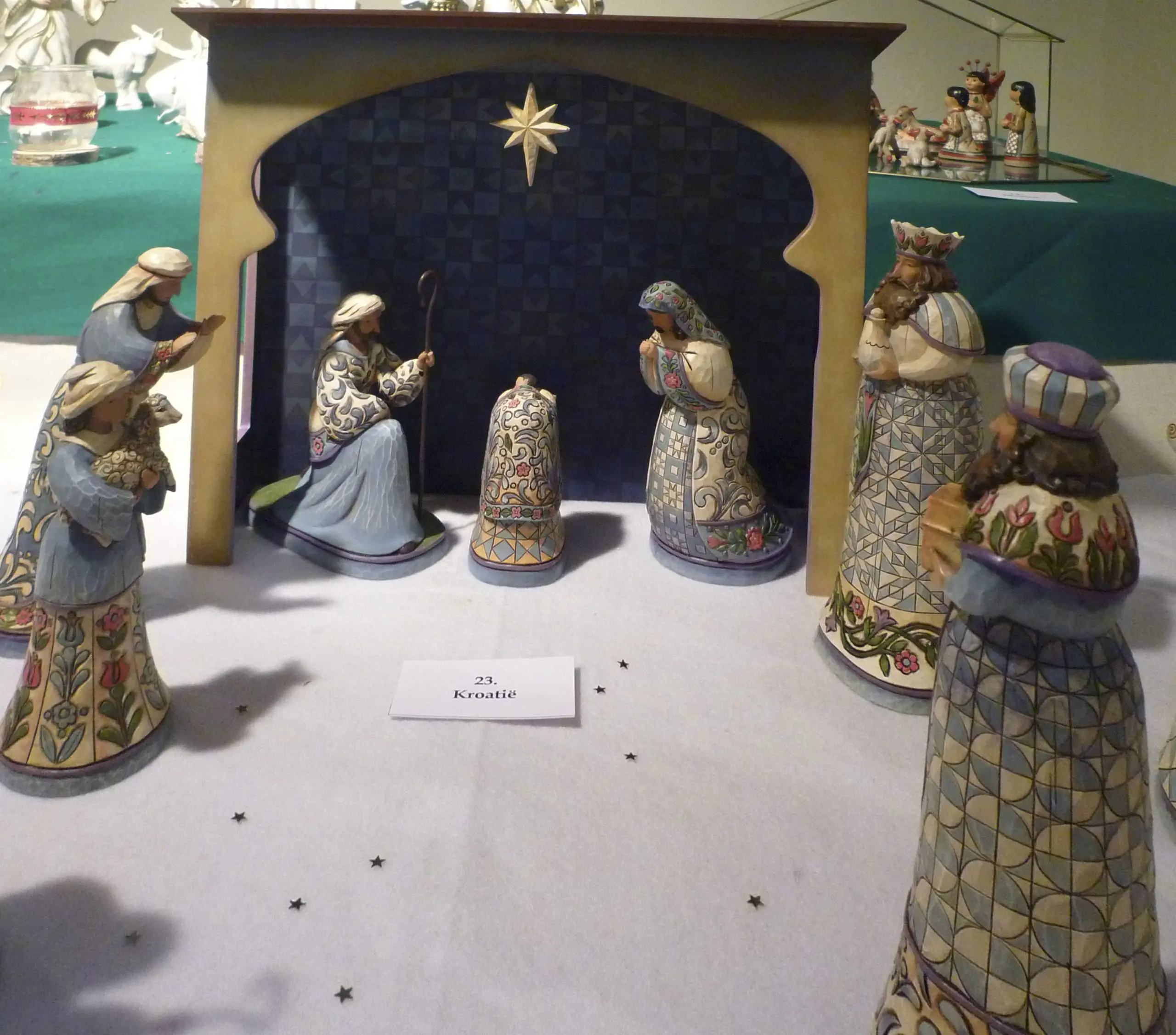 Kerststal uit Kroatië met keramiek beelden Kerststal uit Kroatië met keramiek beelden