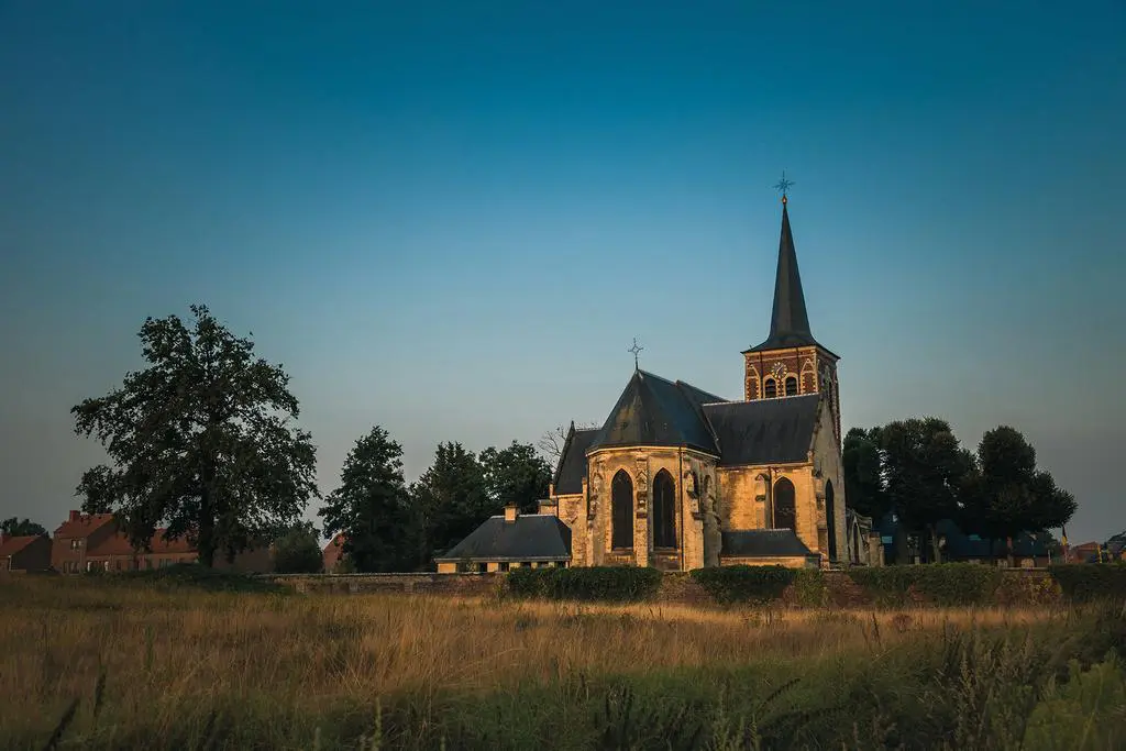fóto_1 De Sint-Lambertuskerk in Neeroeteren, die we kort bezoeken alvorens te starten met onze wandeling.