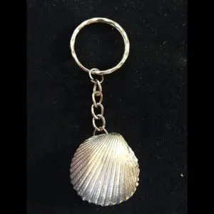 Sleutelhanger met tinnen schelp