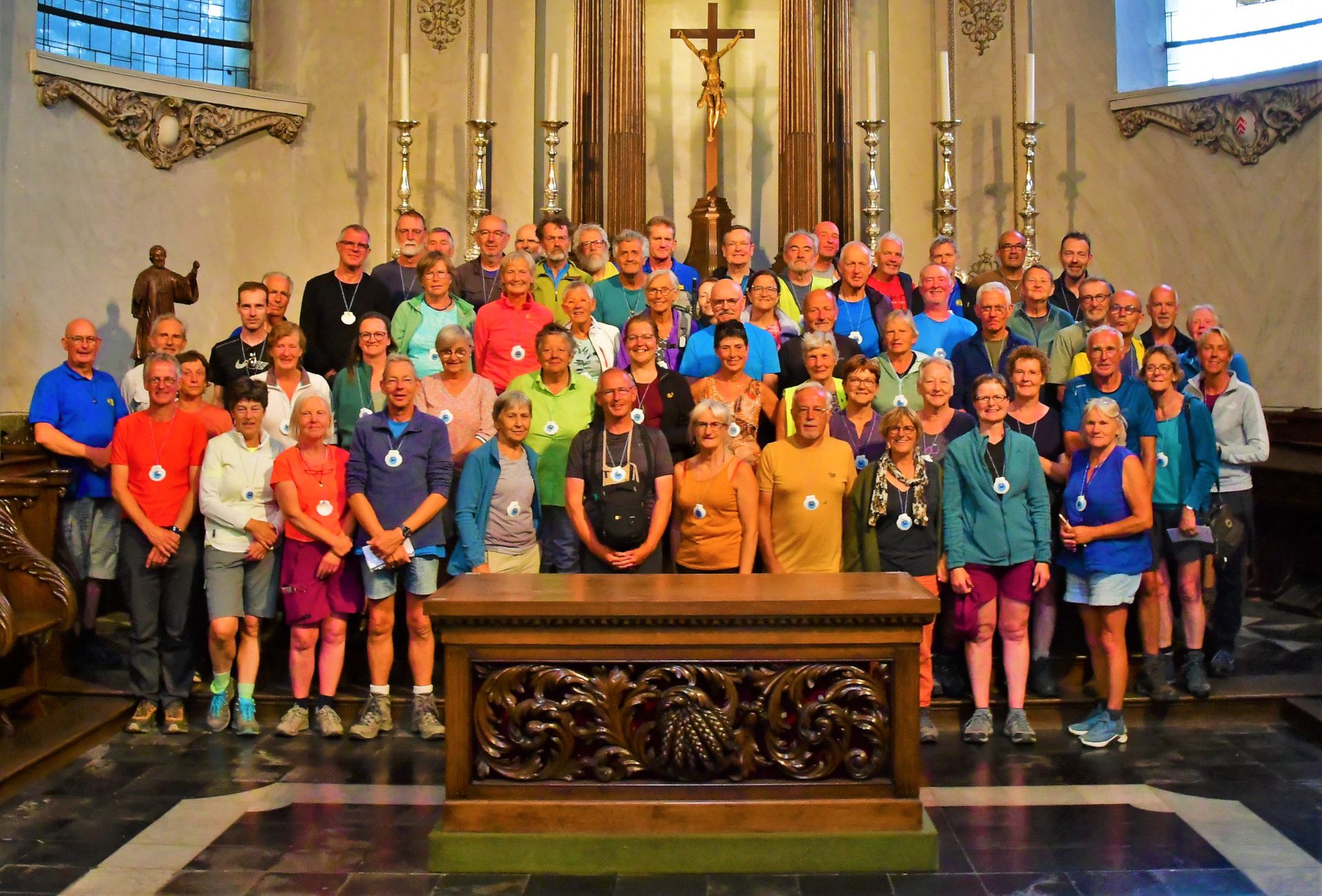 Groepsfoto in de kerk in Menen na afsluitende viering.