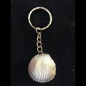 Sleutelhanger met tinnen schelp