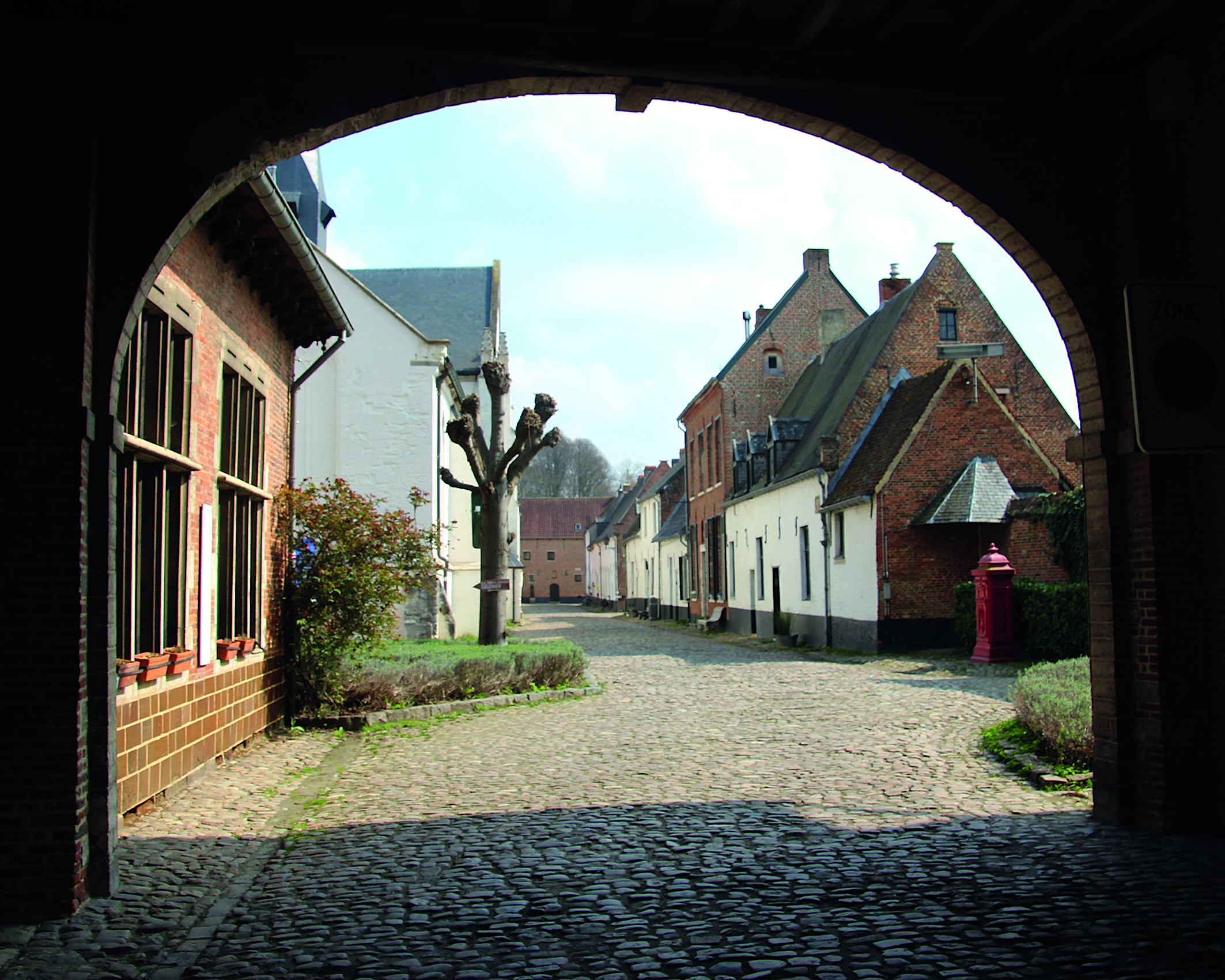 Wanneer je het begijnhof van Diest binnenwandelt, voel je meteen een sfeer van sereniteit en harmonie.