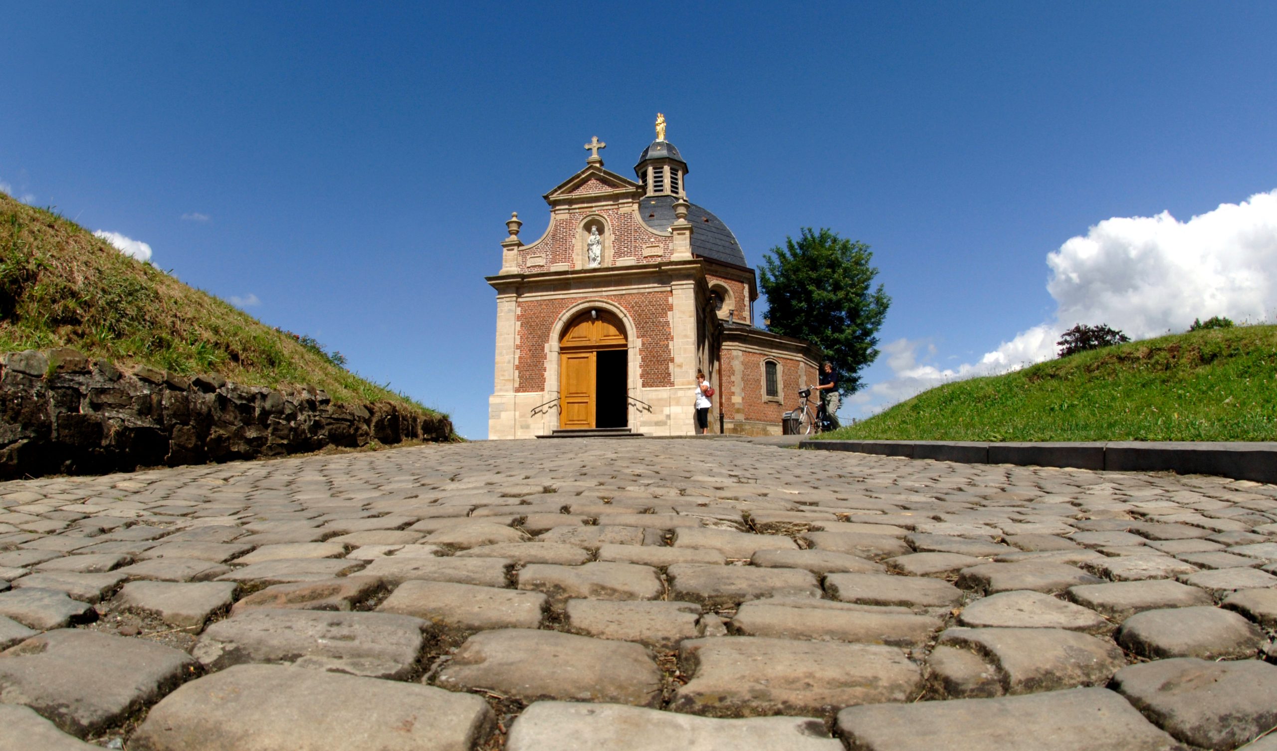 Geen iconischer beeld van de Ronde van Vlaanderen dan de kapel op de Muur van Geraardsbergen.